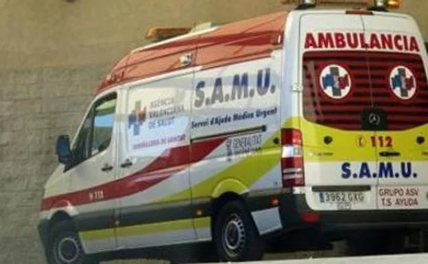 Una ambulancia llega a un hospital. 