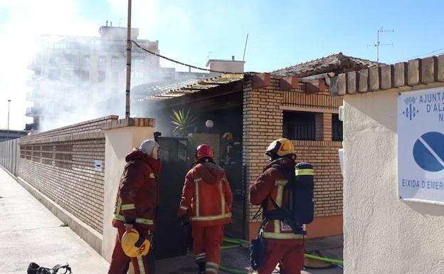 Un incendio afecta a la vivienda del conserje del colegio Ausiàs March de Alzira