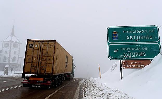 El puerto de Pajares (N-630), entre Asturias y León, este lunes. 
