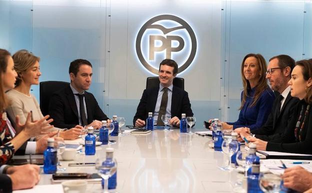 Pablo Casado preside ayer el comité de dirección en la sede de los populares de la calle Génova. 