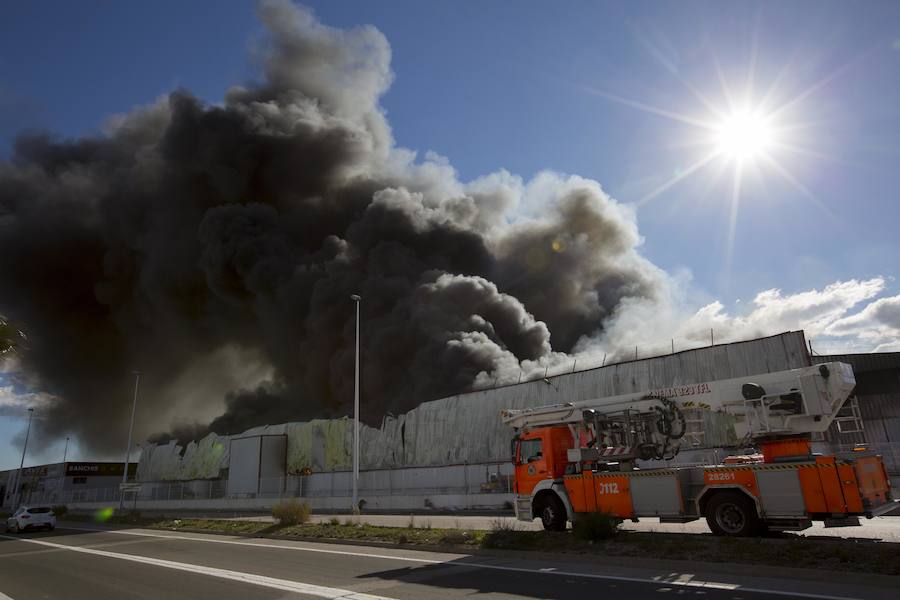 Fotos: Arde una empresa de artículos de regalo en Manises