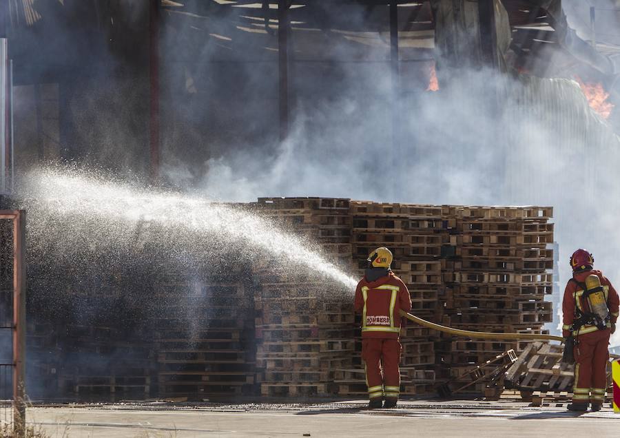 Fotos: Arde una empresa de artículos de regalo en Manises