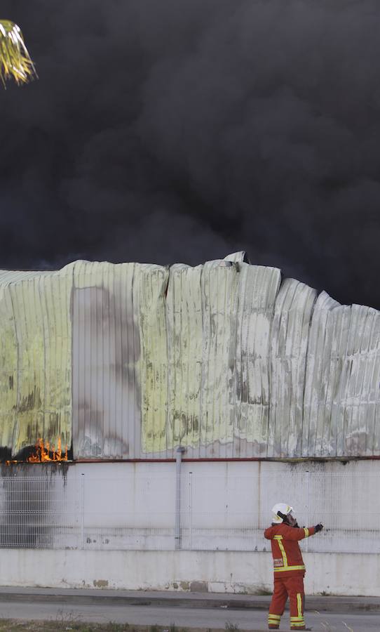 Fotos: Arde una empresa de artículos de regalo en Manises