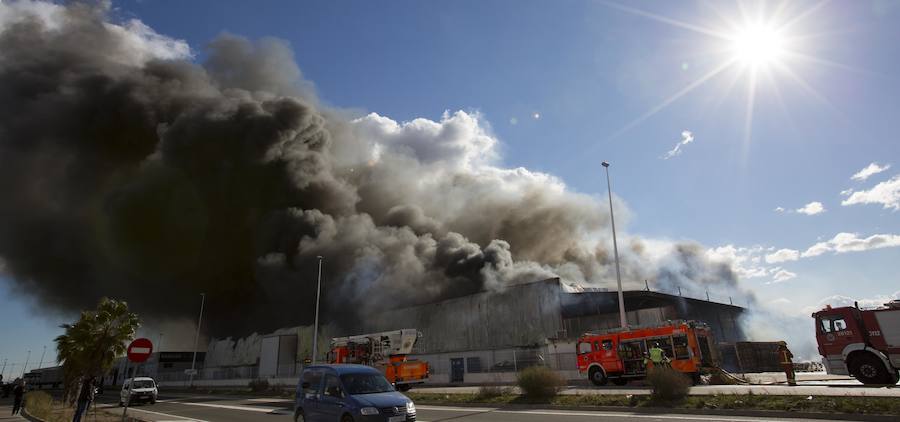 Fotos: Arde una empresa de artículos de regalo en Manises