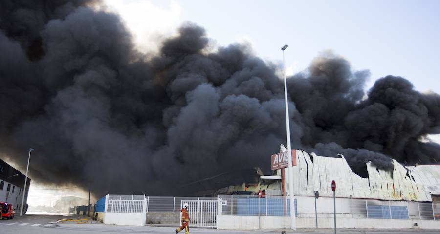 Fotos: Arde una empresa de artículos de regalo en Manises