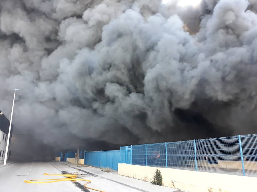 Fotos: Arde una empresa de artículos de regalo en Manises