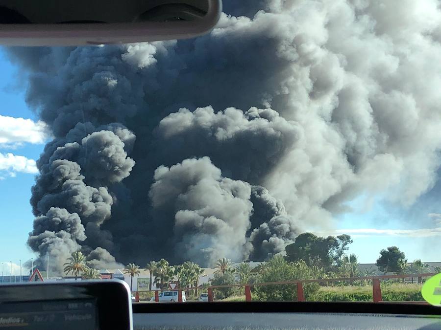 Fotos: Arde una empresa de artículos de regalo en Manises