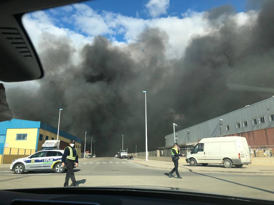 Fotos: Arde una empresa de artículos de regalo en Manises