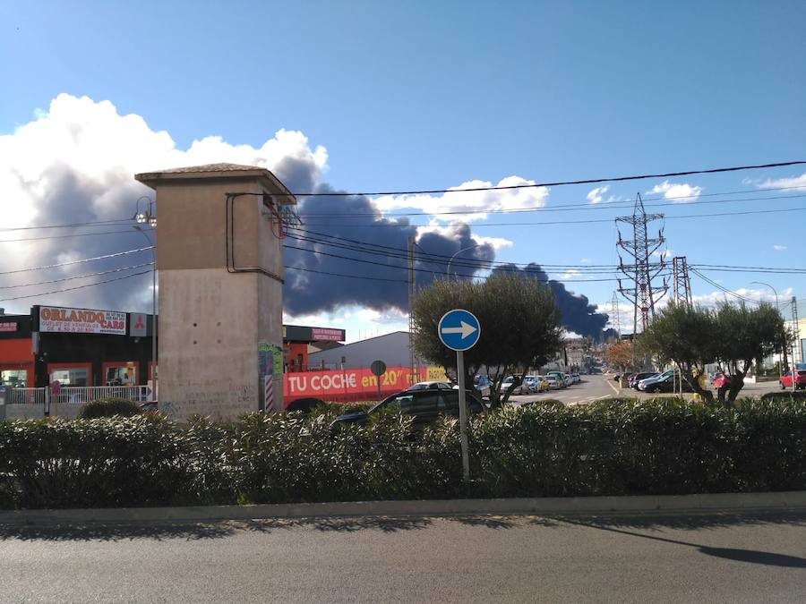 Fotos: Arde una empresa de artículos de regalo en Manises