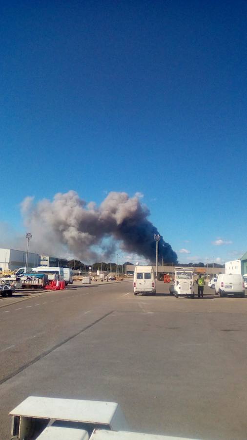 Fotos: Arde una empresa de artículos de regalo en Manises