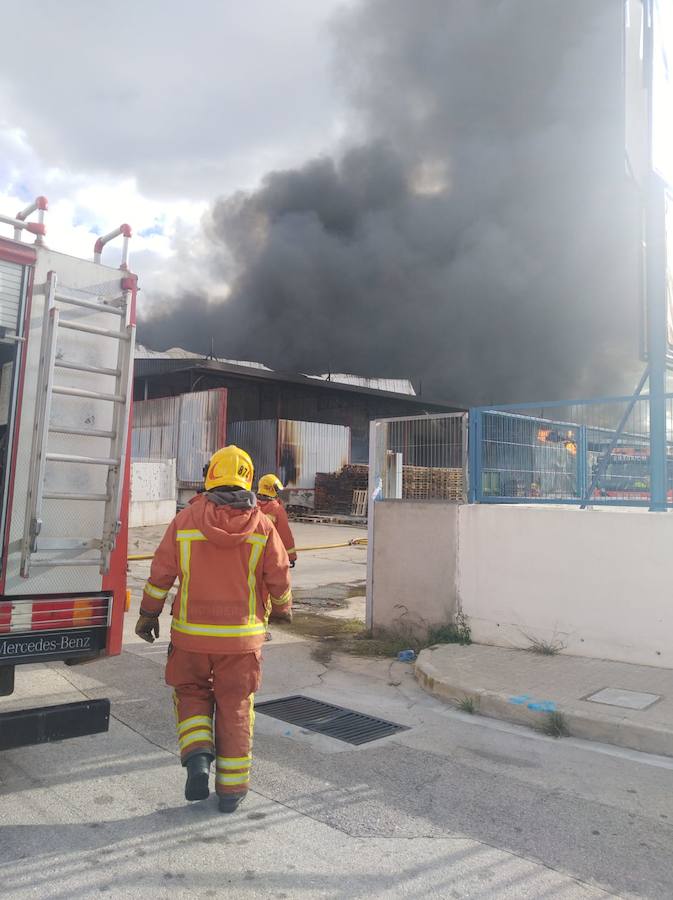 Fotos: Arde una empresa de artículos de regalo en Manises