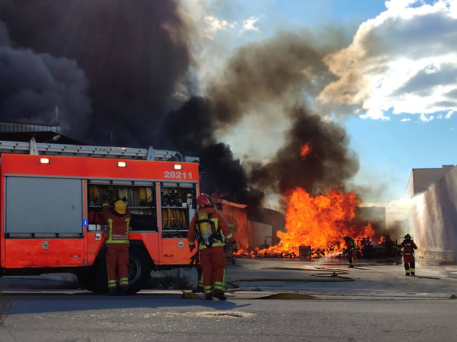 Fotos: Arde una empresa de artículos de regalo en Manises