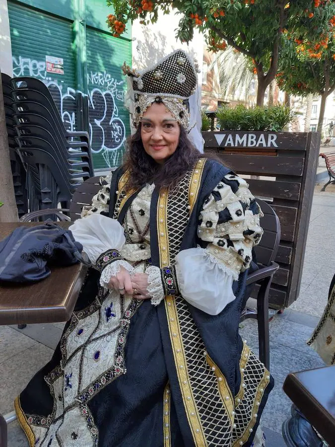 La ciudad de Valencia celebra este martes la fiesta de San Vicente Mártir, patrón de la archidiócesis y también de la capital valenciana, con misas solemnes, procesiones y bautizos de niños. San Vicente Mártir es patrono de la archidiócesis de Valencia y, dentro de ella, también de la propia capital valenciana, del distrito de Benimàmet, de las localidades de Guadassuar y Corbera y es titular, igualmente, de las parroquias de la pedanía de Venta de Gaeta, en el término de Cortes de Pallás, y de la del faro de Cullera, donde se le profesa enorme devoción porque el cuerpo de san Vicente apareció en una playa próxima tras ser arrojado al mar por sus verdugos con una rueda de molino atada al cuello.