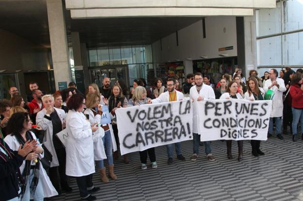 Trabajadores del departamento de salud de Dénia, ayer, en una concentración a las puertas del hospital. 