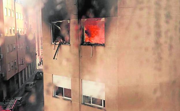 Las llamas asoman en la vivienda siniestrada.