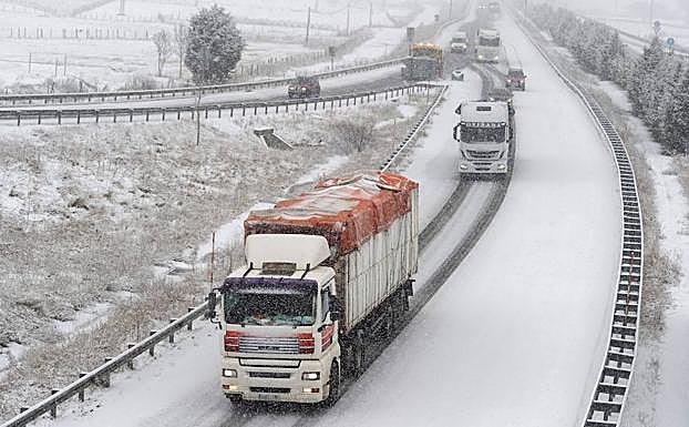 Varios camiones pasan por la autopista A-67 a la altura de la localidad cántabra de Reinosa. 