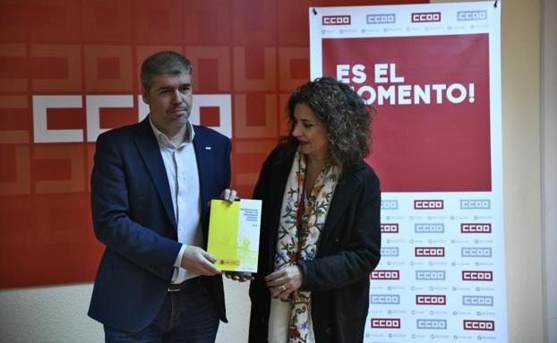 La ministra de Hacienda, María Jesús Montero, presenta al secretario general de CCOO, Unai Sordo, el proyecto de Presupuestos.