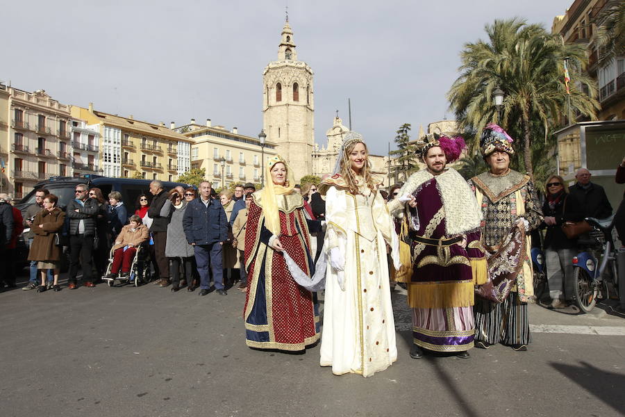 La ciudad de Valencia celebra este martes la fiesta de San Vicente Mártir, patrón de la archidiócesis y también de la capital valenciana, con misas solemnes, procesiones y bautizos de niños. San Vicente Mártir es patrono de la archidiócesis de Valencia y, dentro de ella, también de la propia capital valenciana, del distrito de Benimàmet, de las localidades de Guadassuar y Corbera y es titular, igualmente, de las parroquias de la pedanía de Venta de Gaeta, en el término de Cortes de Pallás, y de la del faro de Cullera, donde se le profesa enorme devoción porque el cuerpo de san Vicente apareció en una playa próxima tras ser arrojado al mar por sus verdugos con una rueda de molino atada al cuello.