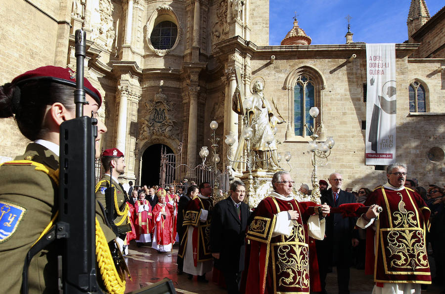 La ciudad de Valencia celebra este martes la fiesta de San Vicente Mártir, patrón de la archidiócesis y también de la capital valenciana, con misas solemnes, procesiones y bautizos de niños. San Vicente Mártir es patrono de la archidiócesis de Valencia y, dentro de ella, también de la propia capital valenciana, del distrito de Benimàmet, de las localidades de Guadassuar y Corbera y es titular, igualmente, de las parroquias de la pedanía de Venta de Gaeta, en el término de Cortes de Pallás, y de la del faro de Cullera, donde se le profesa enorme devoción porque el cuerpo de san Vicente apareció en una playa próxima tras ser arrojado al mar por sus verdugos con una rueda de molino atada al cuello.