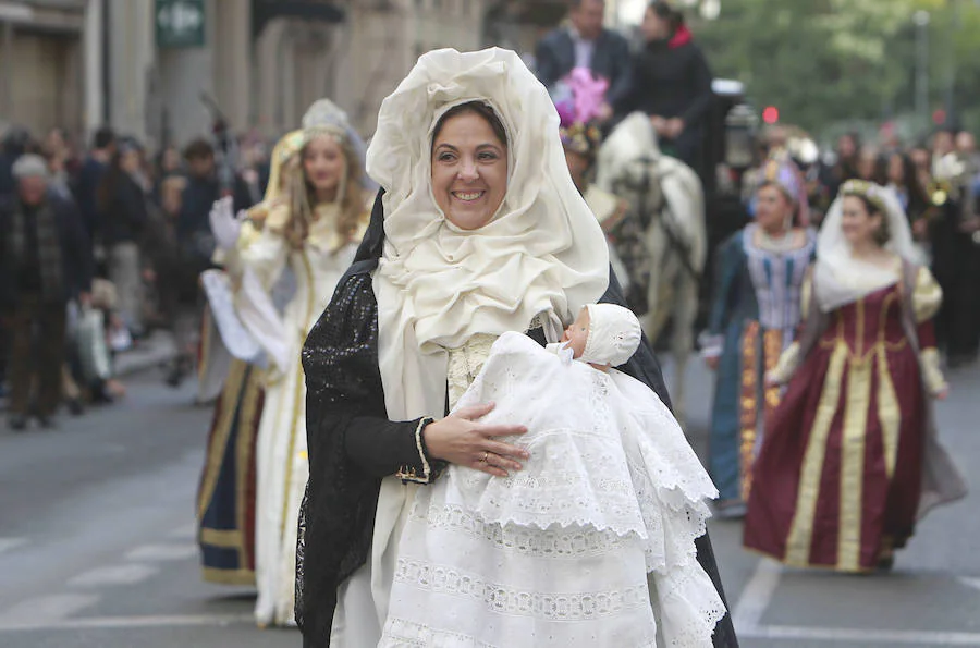 La ciudad de Valencia celebra este martes la fiesta de San Vicente Mártir, patrón de la archidiócesis y también de la capital valenciana, con misas solemnes, procesiones y bautizos de niños. San Vicente Mártir es patrono de la archidiócesis de Valencia y, dentro de ella, también de la propia capital valenciana, del distrito de Benimàmet, de las localidades de Guadassuar y Corbera y es titular, igualmente, de las parroquias de la pedanía de Venta de Gaeta, en el término de Cortes de Pallás, y de la del faro de Cullera, donde se le profesa enorme devoción porque el cuerpo de san Vicente apareció en una playa próxima tras ser arrojado al mar por sus verdugos con una rueda de molino atada al cuello.