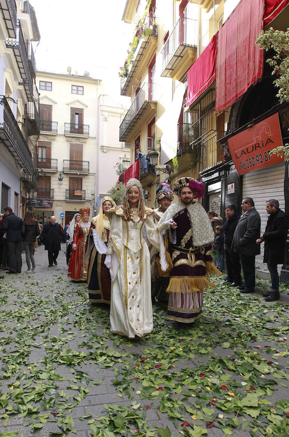 La ciudad de Valencia celebra este martes la fiesta de San Vicente Mártir, patrón de la archidiócesis y también de la capital valenciana, con misas solemnes, procesiones y bautizos de niños. San Vicente Mártir es patrono de la archidiócesis de Valencia y, dentro de ella, también de la propia capital valenciana, del distrito de Benimàmet, de las localidades de Guadassuar y Corbera y es titular, igualmente, de las parroquias de la pedanía de Venta de Gaeta, en el término de Cortes de Pallás, y de la del faro de Cullera, donde se le profesa enorme devoción porque el cuerpo de san Vicente apareció en una playa próxima tras ser arrojado al mar por sus verdugos con una rueda de molino atada al cuello.