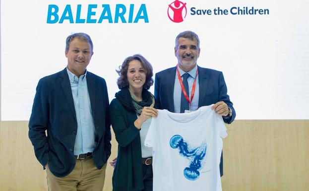 La Fundació Baleària presenta en Fitur unas camisetas solidarias a beneficio de Save the Children Melilla