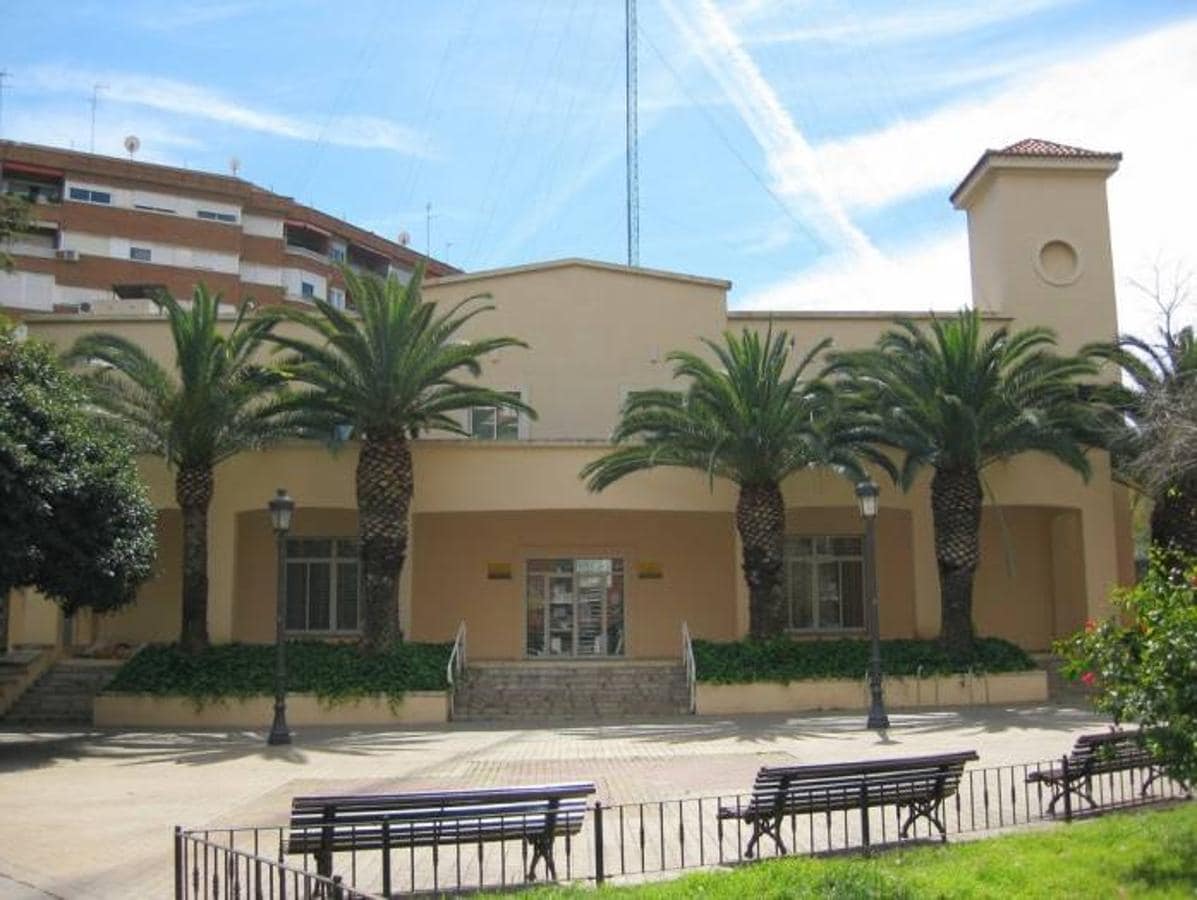 Biblioteca de La Raiosa-Germana de Foix: Este edificio fue, durante 70 años, una estación de tren de la línea de ferrocarril entre Valencia y Villanueva de Castellón que pasaba por el barrio de Jesús. Con los progresivos cambios y la aparición del metro, los servicios ferroviarios ahora mismo se ubican en la actual estación Joaquín Sorolla-Jesús. Así, el edificio donde estuvieron las antiguas instalaciones fue habilitado para albergar un centro de mayores en la planta baja y una biblioteca en la planta superior, inaugurada en 1999.