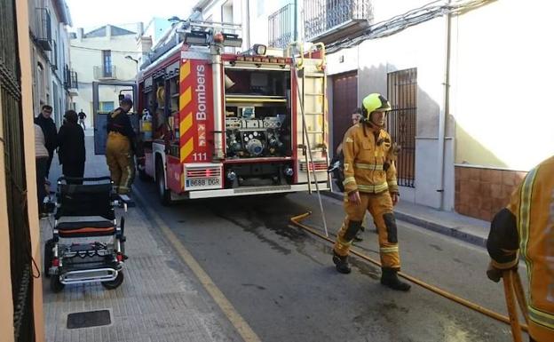 Los bomberos intervienen para controlar el fuego.