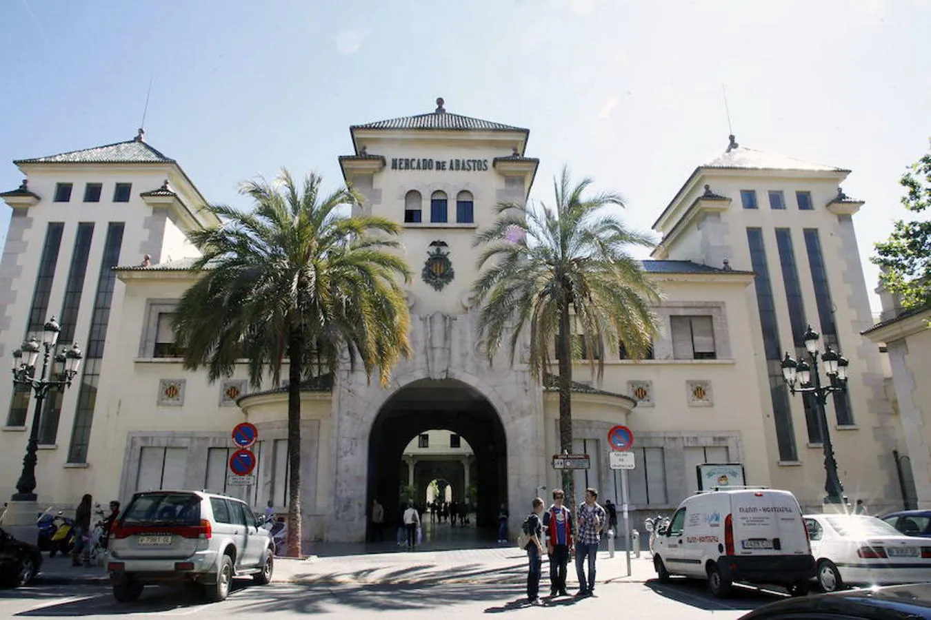 Biblioteca Eduard Escalante: El antiguo Mercado de Abastos da cobijo a esta biblioteca. Se trata de un gran edificio, ubicado entre las calles Alberic y Buen Orden, cuyos 23.800 m2 llegan a ocupar dos manzanas. En sus orígenes, fue un mercado de abastecimiento de mercancías con una gran cantidad de puestos de venta. No fue hasta los 80 cuando se decidió darle otro fin a este establecimiento del barrio de Arrancapins. Se optó así, dada la geometría del edificio, por una rehabilitación que alberga en su ala norte dotaciones de enseñanza y en su ala sur equipamientos deportivos junto con la biblioteca.