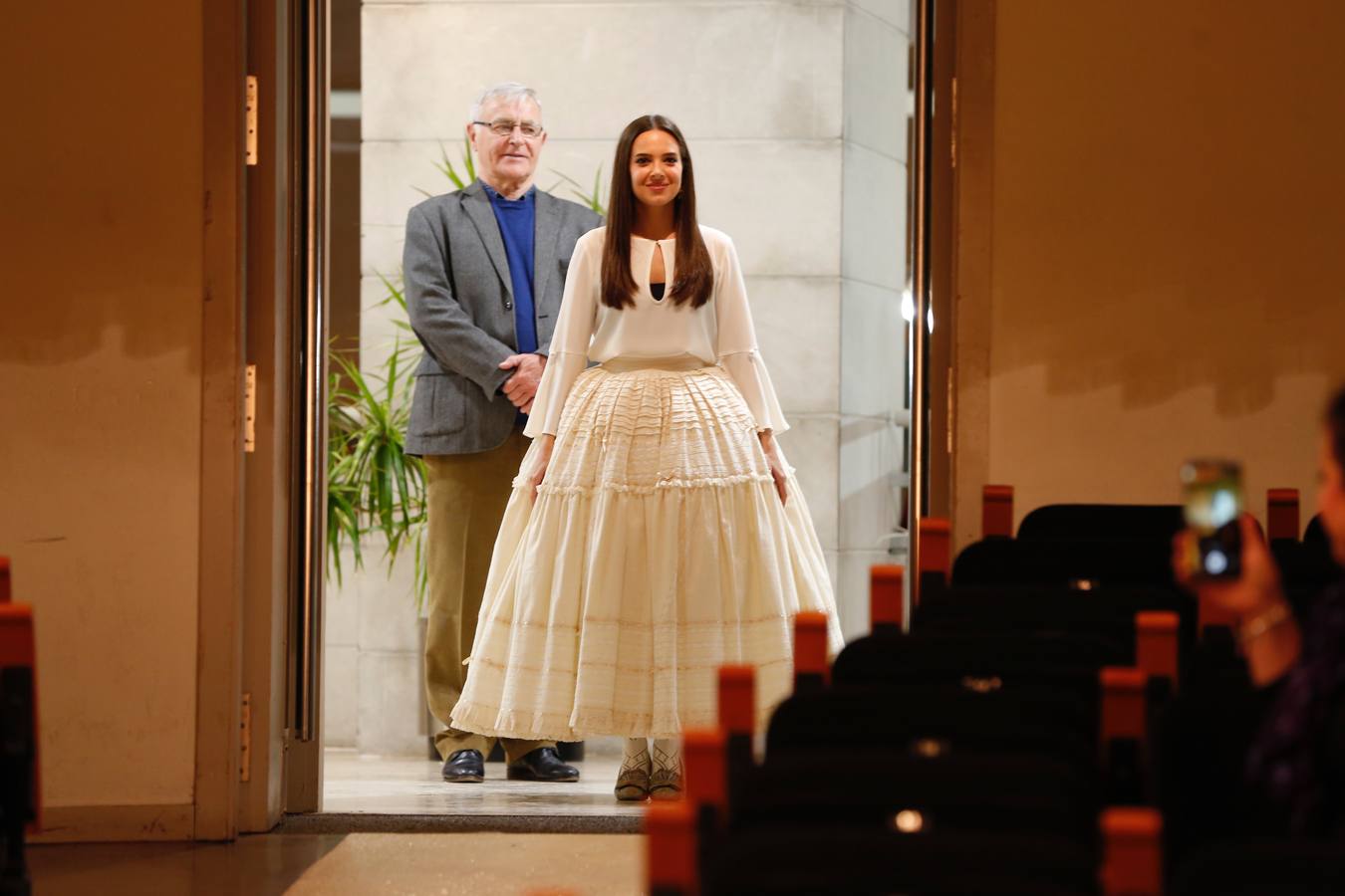 Las falleras mayores de Valencia, Marina Civera, y Sara Larrazábal, las cortes, el alcalde Joan Ribó y el edil Pere Fuset han realizado el ensayo de las exaltaciones que tendrán lugar este viernes y el sábado en el Palau de la Música. Las jóvenes tomaron buena nota de cómo subir al son de la música y de la manera de sentarse en los tronos.