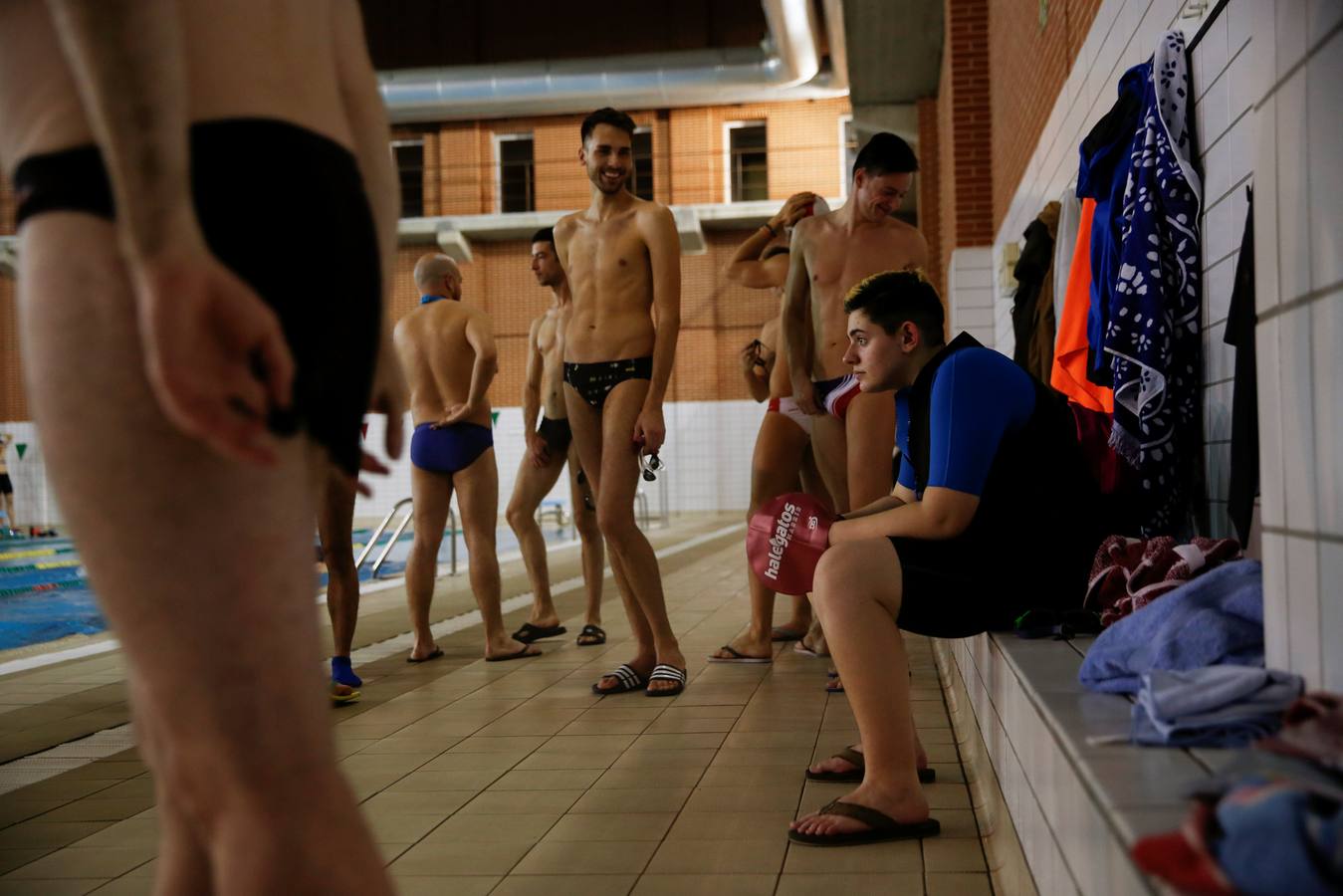 Gabriel espera para entrar al agua con miembros del club de natación LGBT Halegatos en Madrid, el 8 de febrero de 2016. "No podía esperar para someterme a una cirugía de pecho. Estaba tan cansado de tener que usar un traje de neopreno cada vez que iba a la piscina o a la playa. Me sentía tan incómodo con mis pechos, que ellos no se sentían parte de mi cuerpo ".