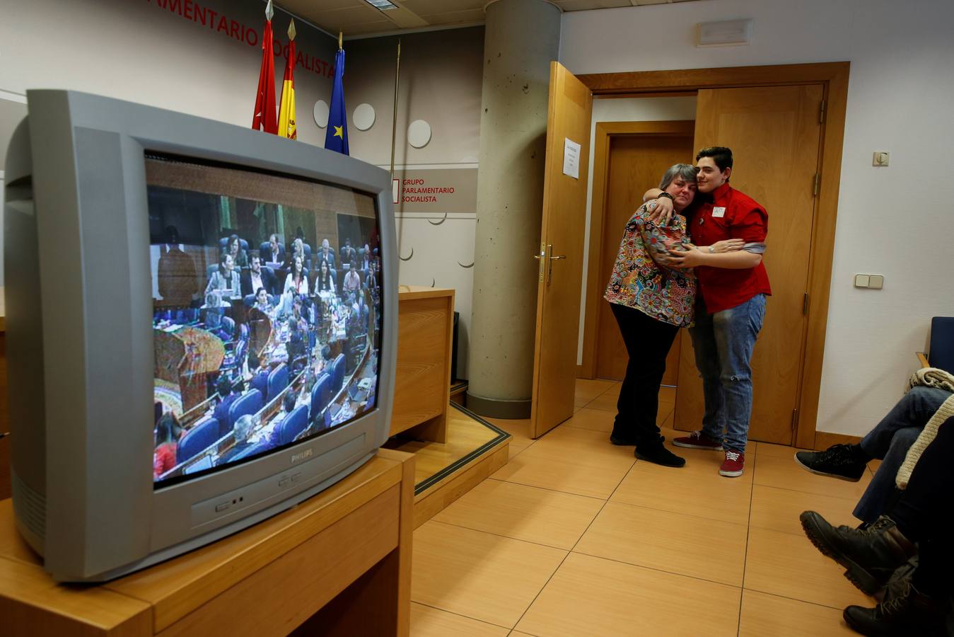 Gabriel abraza a su madre, Mariely, cuando el Parlamento regional de Madrid aprueba una ley para facilitar la transición para los menores trans el 17 de marzo de 2016. "Mi madre ha tenido dificultades con mi transición Pero ella me respalda al cien por cien. Las cosas habrían sido mucho más difíciles si no hubiera tenido el apoyo de mis padres".