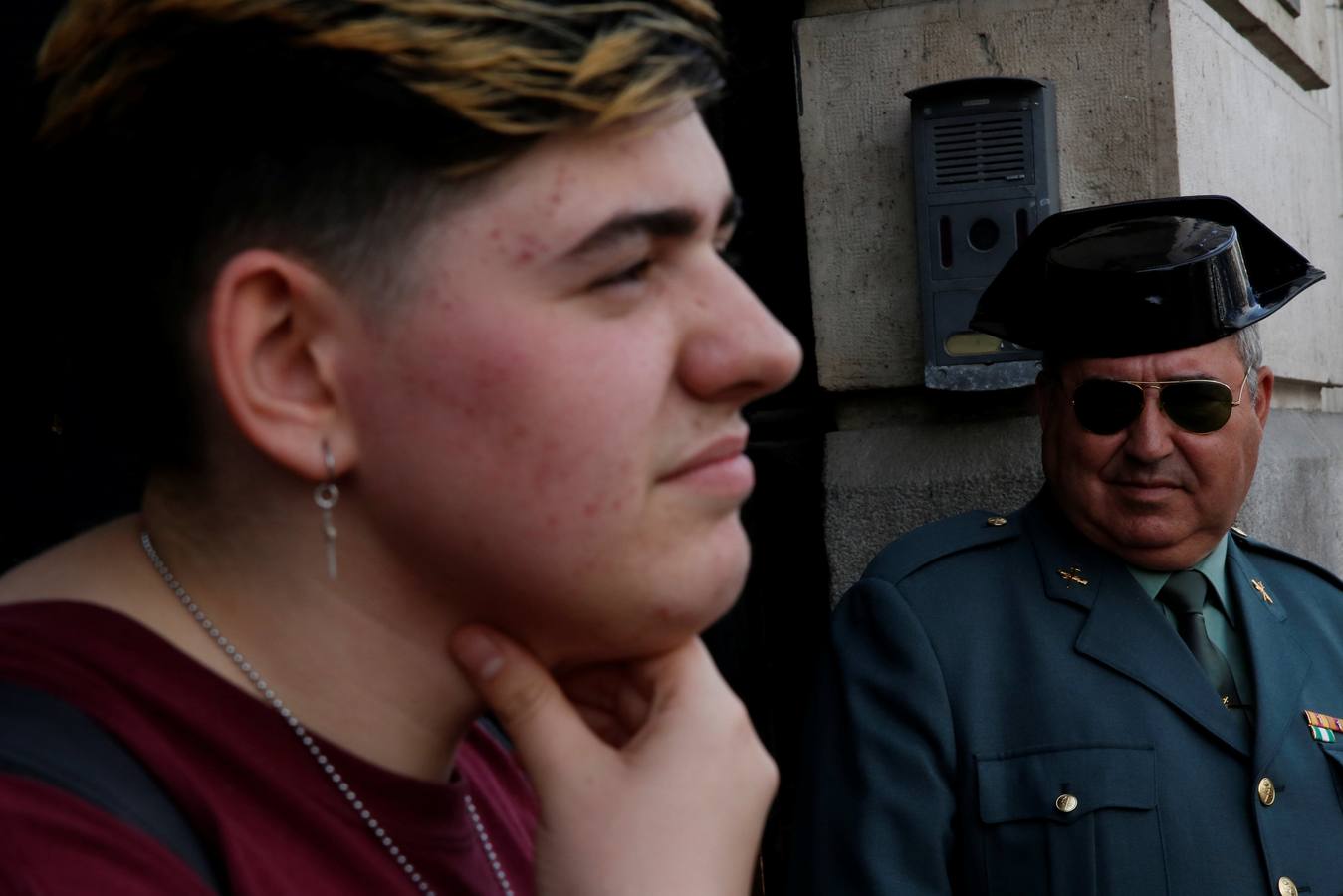 Un guardia civil mira a Gabriel, tras asistir a la presentación oficial de la campaña pública para combatir los delitos de odio en la que participó, el 17 de mayo de 2016.