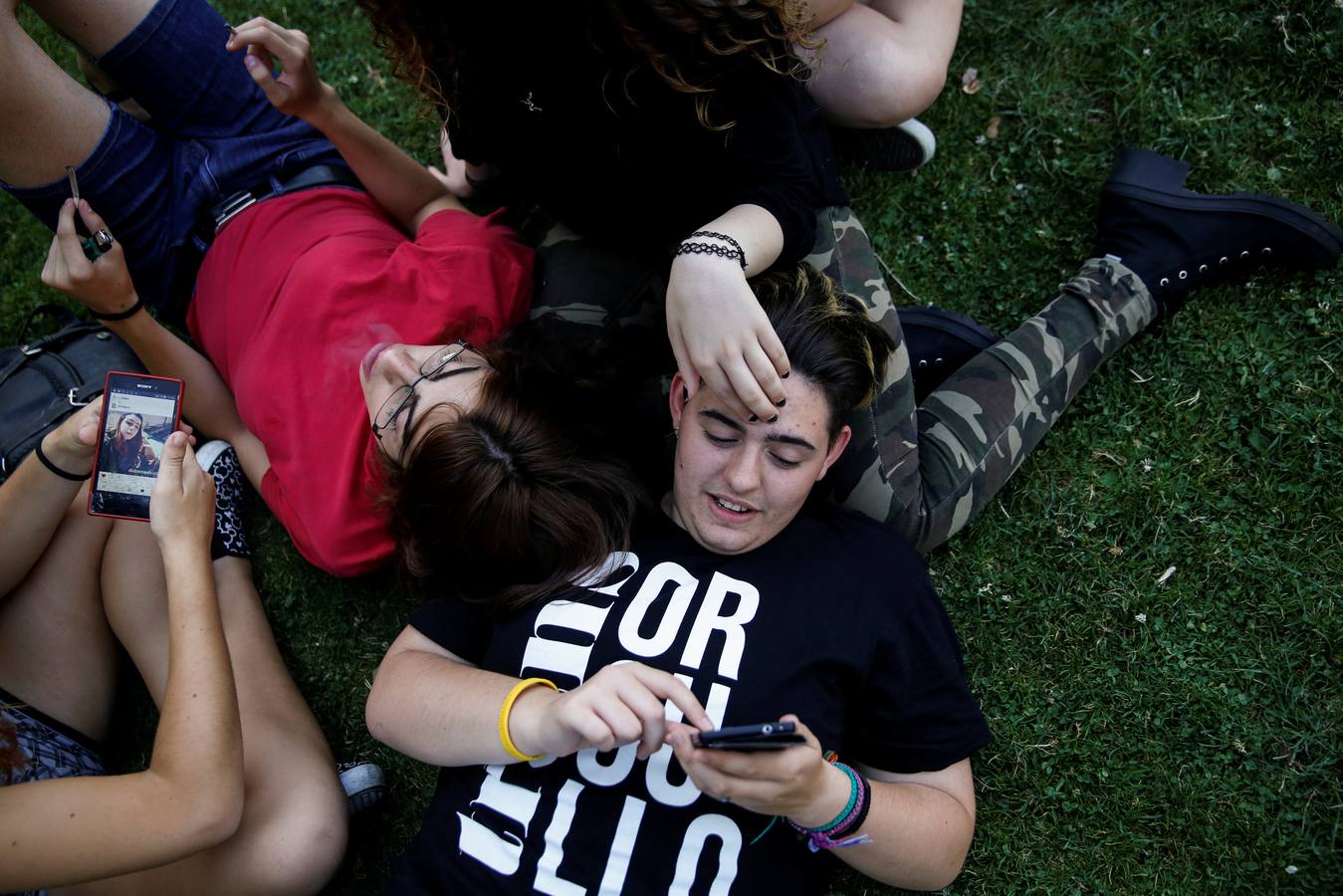 Gabriel, con algunos amigos trans en un parque el 3 de agosto de 2016. "Mis amigos, cisgéneros (personas cuya identidad de género coincide con el sexo al que fueron asignados al nacer) y trans son muy importantes para mí. Me ayudaron a superar mis miedos para decírselo a mis padres ".