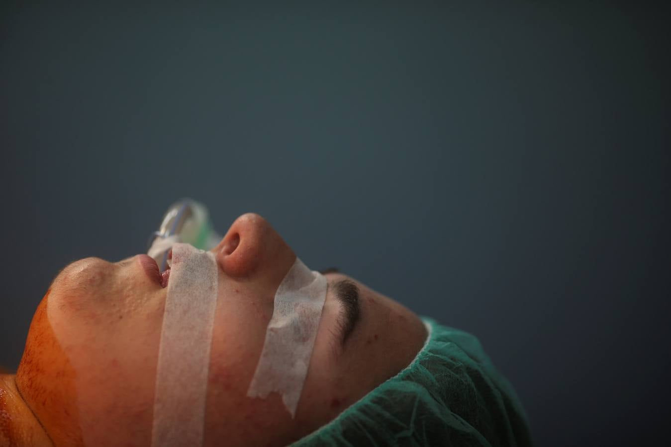 Gabriel, durante su operación en el pecho.