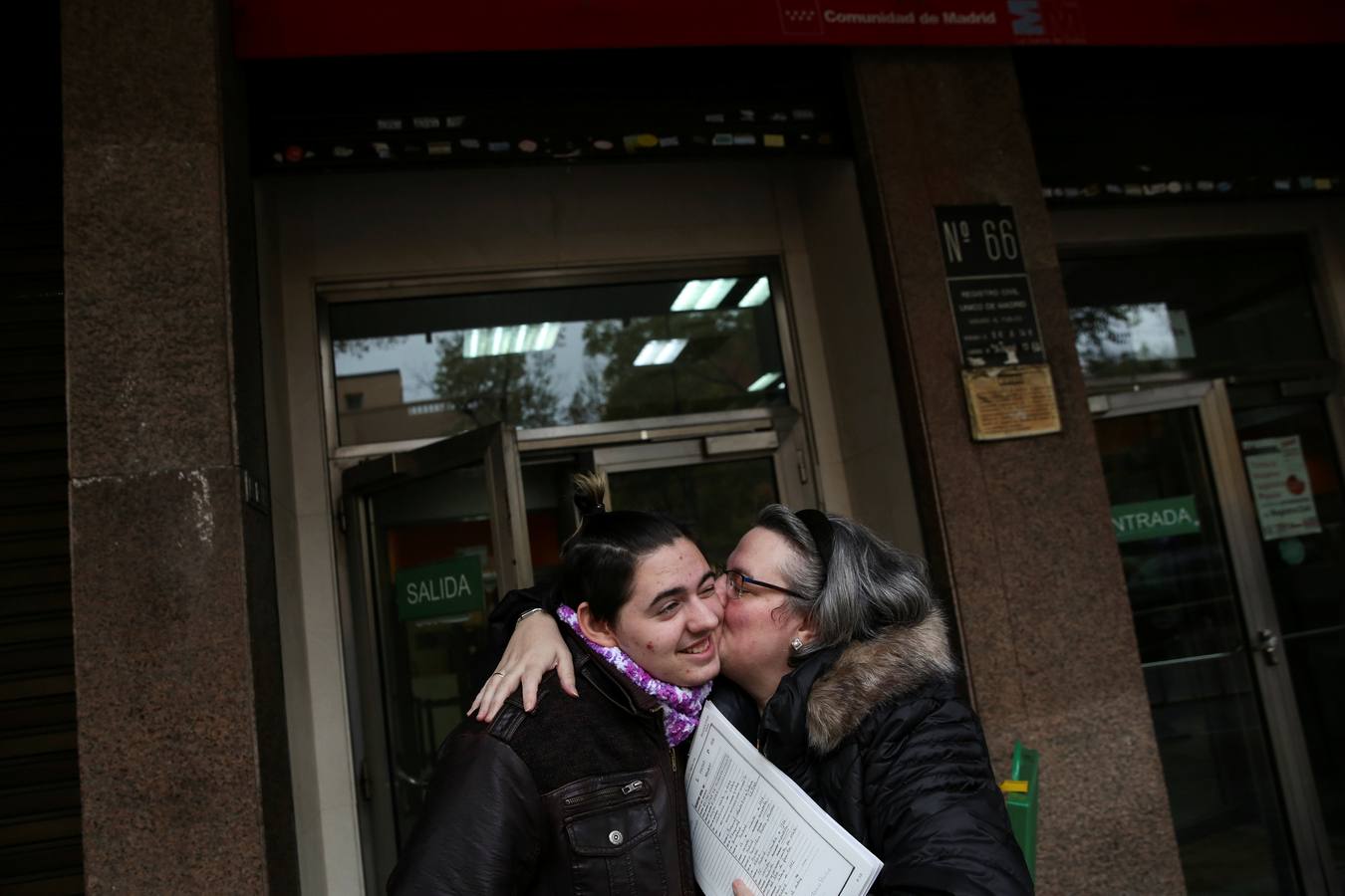 Gabriel, besado por su madre tras obtener los documentos oficiales del Registro Civil que reflejan el cambio legal en su género y nombre en el 25 de noviembre de 2016.