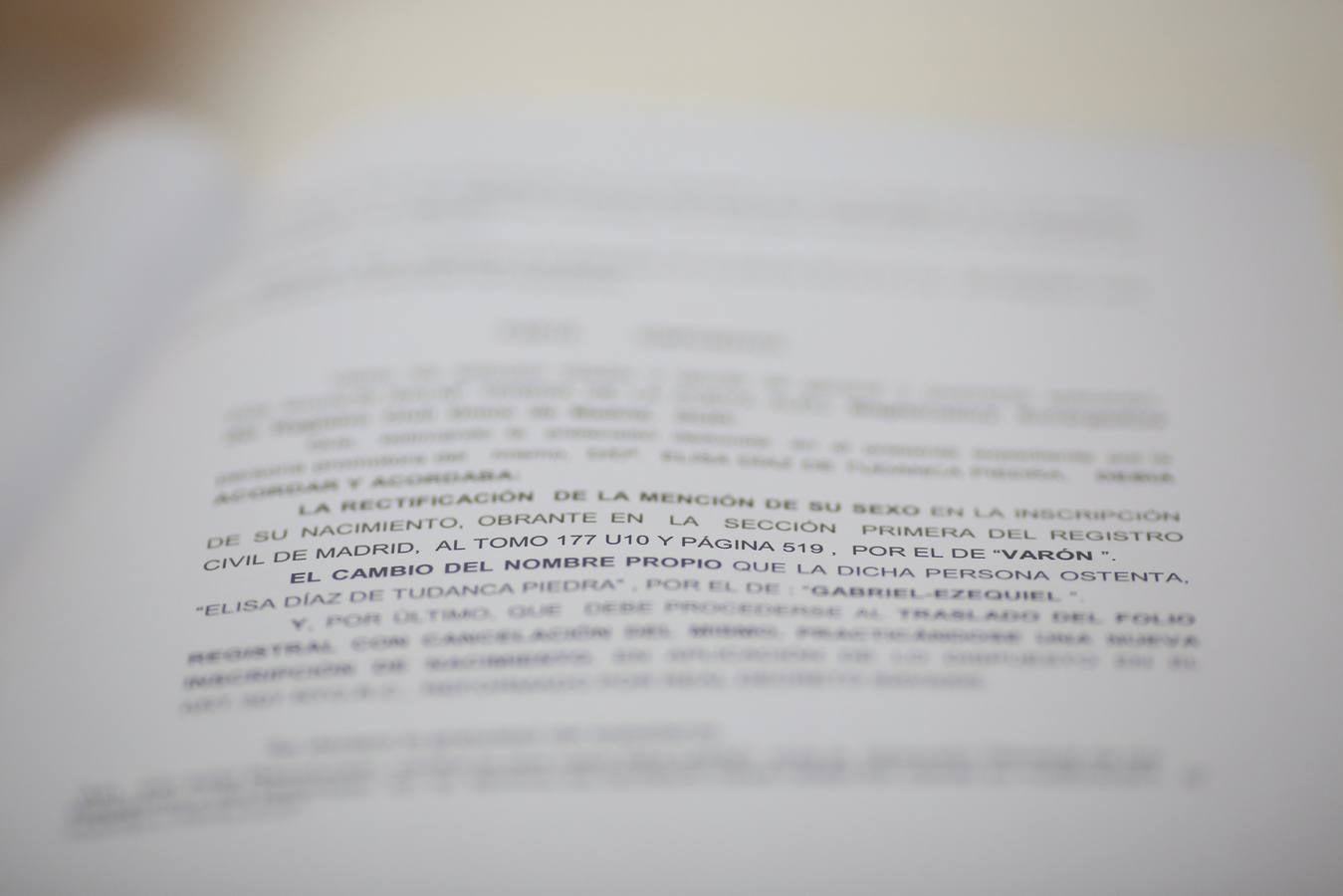 Los documentos oficiales del Registro Civil que reflejan el cambio legal de género y nombre de Gabriel.