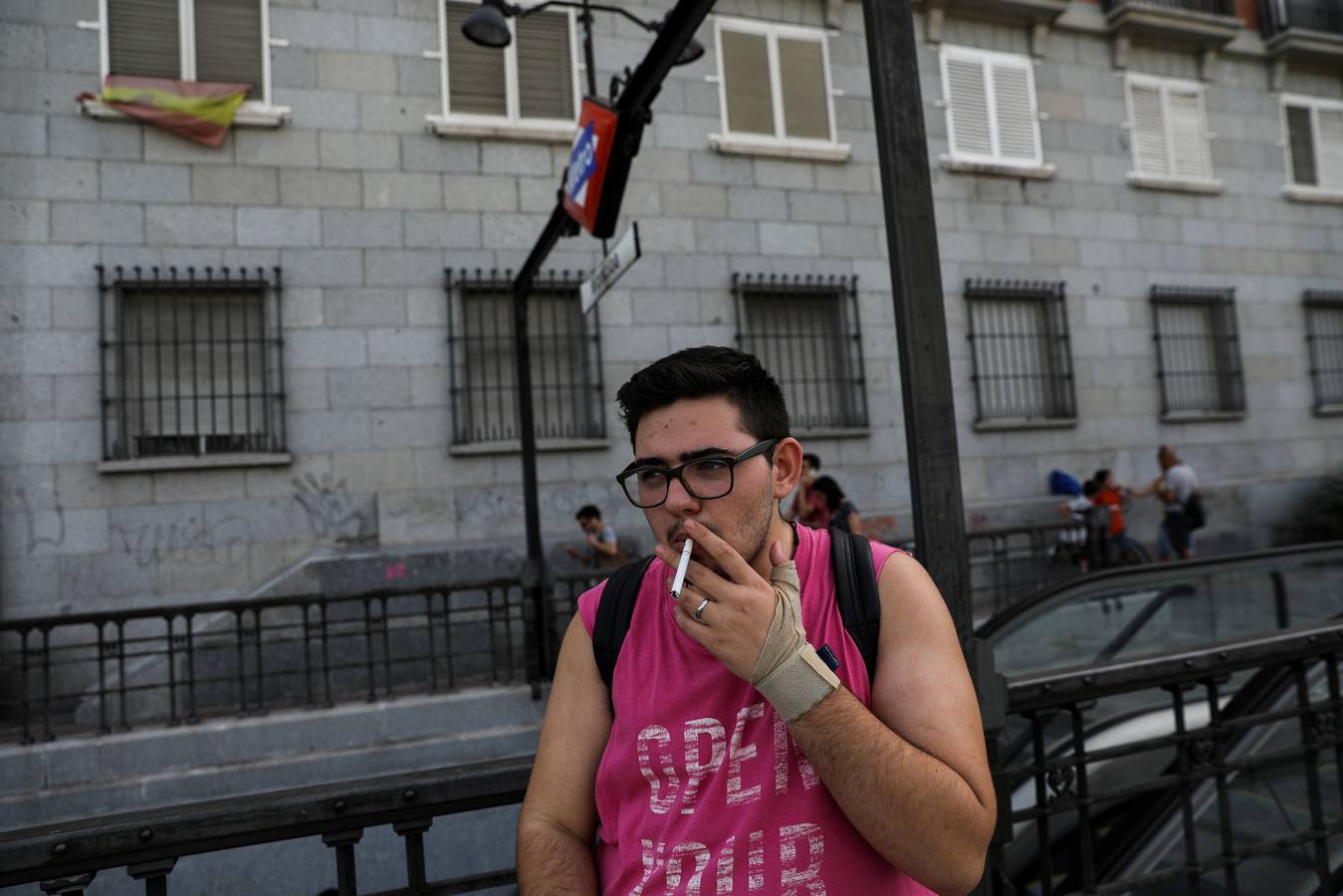 Gabriel fuma mientras se dirige a un chequeo en un hospital de Madrid, el 6 de agosto de 2018.