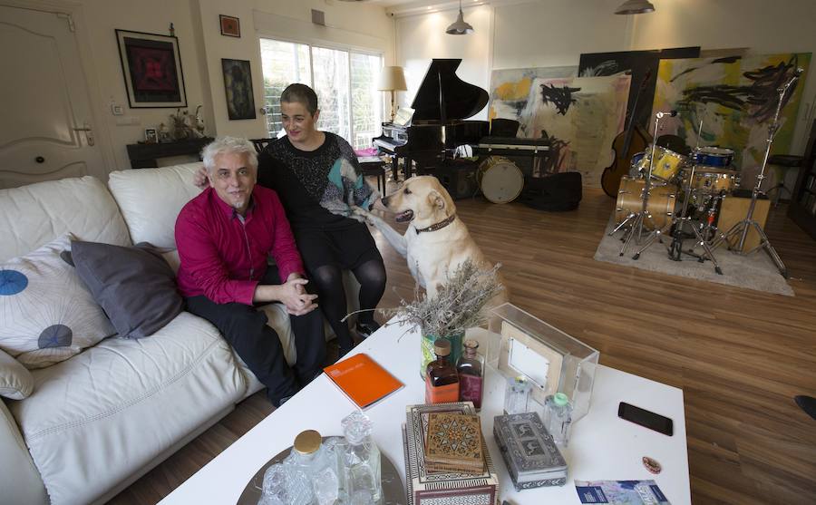 En casa de Ximo Tébar se respira arte por los cuatro costados. Lo singular de esta vivienda, que él define como híbrida, reside en que se trata en sí misma de un estudio de grabación, pues está toda ella interconectada e insonorizada de manera que es posible grabar discos en su interior. Además, el salón, configurado como si fuera un escenario, es un espacio abierto que gira en torno a un piano de cola y una batería. En ocasiones, el lugar se transforma en una improvisada galería de arte. Eso ocurre cuando Rebeca Planas, pareja de Ximo, recibe a clientes o galeristas interesados en sus obras y las paredes se cubren de los cuadros de la artista. Ximo vivía en un piso en Valencia pero alquilaba plantas bajas para poder ensayar. Decidió entonces buscar un espacio grande que le permitiera tener en el mismo sitio la casa, el estudio, el almacén y los instrumentos. Así, el compositor encontró una nave en Carlet y diseñó una casa para artistas en la que nunca deja de sonar el jazz.