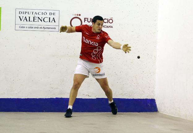 Ian, en una acción defensiva desde el resto durante la partida de ayer en Guadassuar. 