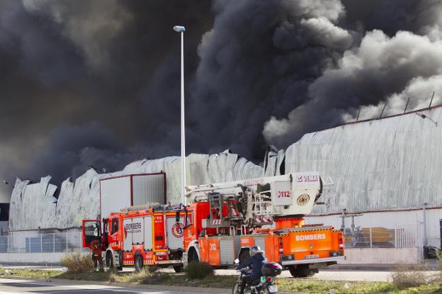 El incendio que se registró, el pasado lunes, en una nave industrial del polígono La Cova de Manises. 