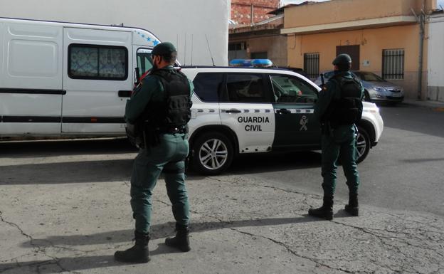 Dos agentes de la Guardia Civil, ayer, en una calle del barrio de la Troneta en Alberic. 