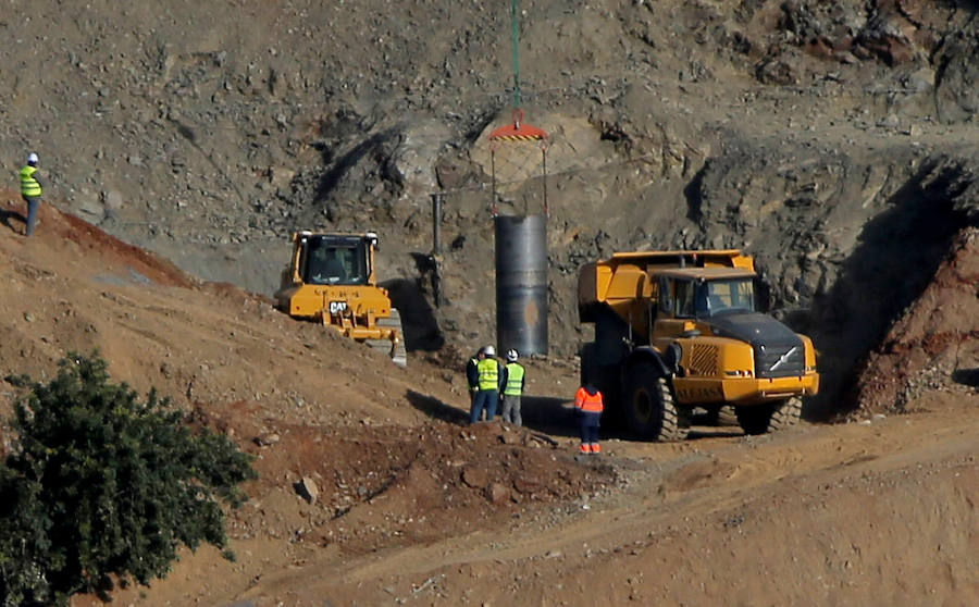 Tras 12 días de intensa búsqueda, el agónico rescate del pequeño Julen ha terminado con el peor de los desenlaces posibles. El niño, de dos años y medio ha sido encontrado muerto después de que los mineros conectaran la galería vertical construida durante la última semana con el pozo al que cayó el pequeño