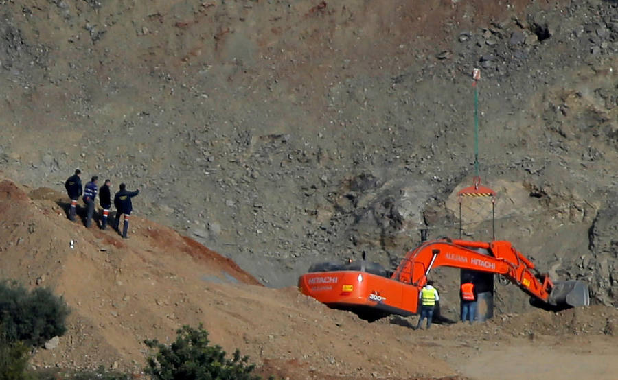 Tras 12 días de intensa búsqueda, el agónico rescate del pequeño Julen ha terminado con el peor de los desenlaces posibles. El niño, de dos años y medio ha sido encontrado muerto después de que los mineros conectaran la galería vertical construida durante la última semana con el pozo al que cayó el pequeño