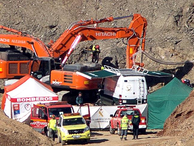 Tras 12 días de intensa búsqueda, el agónico rescate del pequeño Julen ha terminado con el peor de los desenlaces posibles. El niño, de dos años y medio ha sido encontrado muerto después de que los mineros conectaran la galería vertical construida durante la última semana con el pozo al que cayó el pequeño