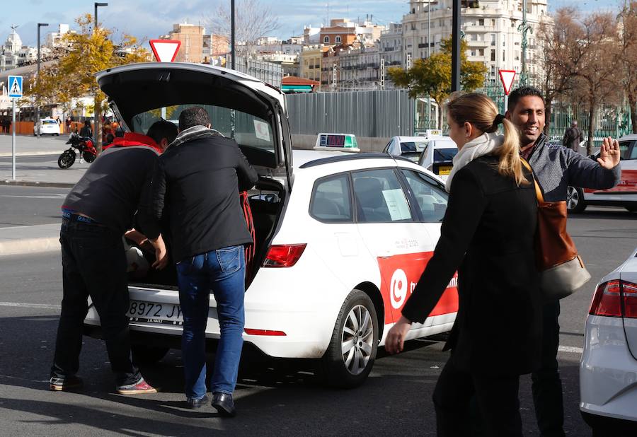 Fotos: Los taxis esperan en la estacion Joaquin Sorolla