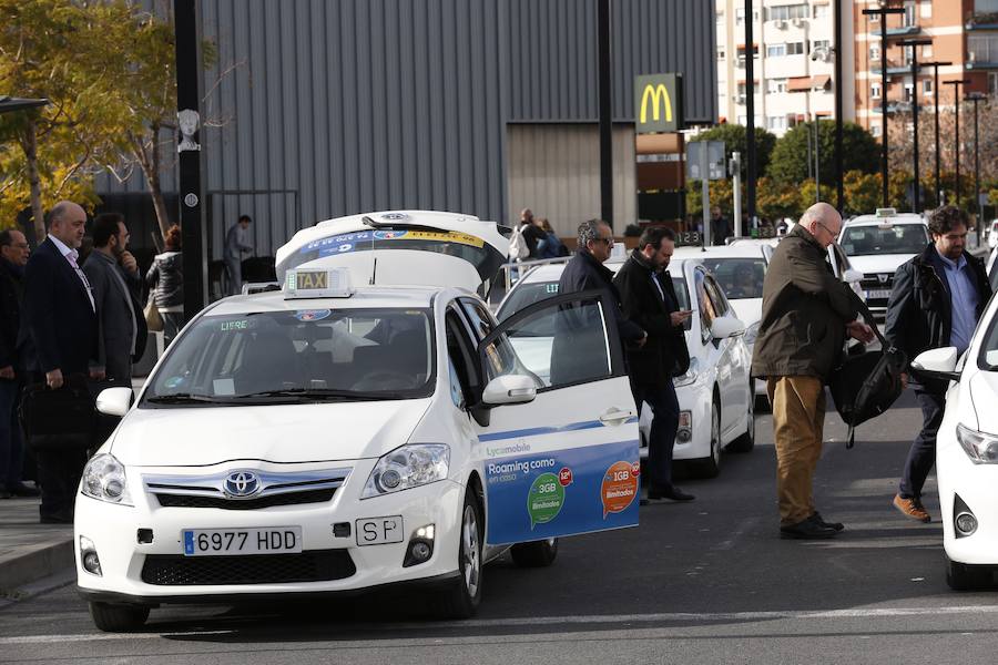 Fotos: Los taxis esperan en la estacion Joaquin Sorolla