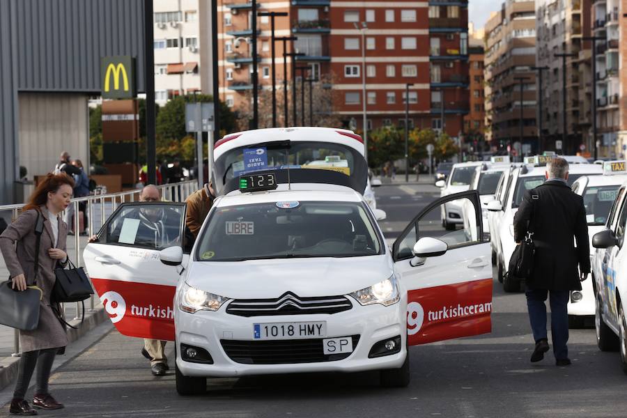 Fotos: Los taxis esperan en la estacion Joaquin Sorolla