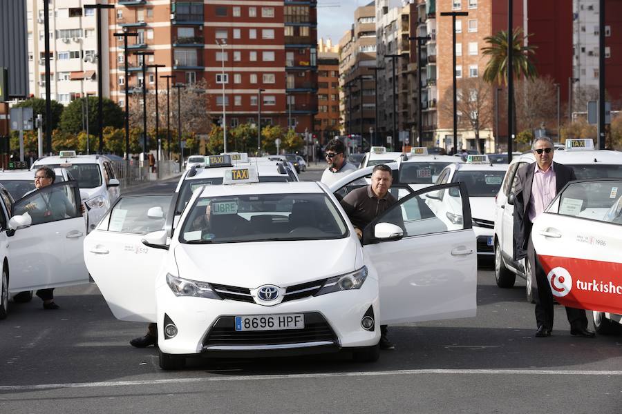 Fotos: Los taxis esperan en la estacion Joaquin Sorolla