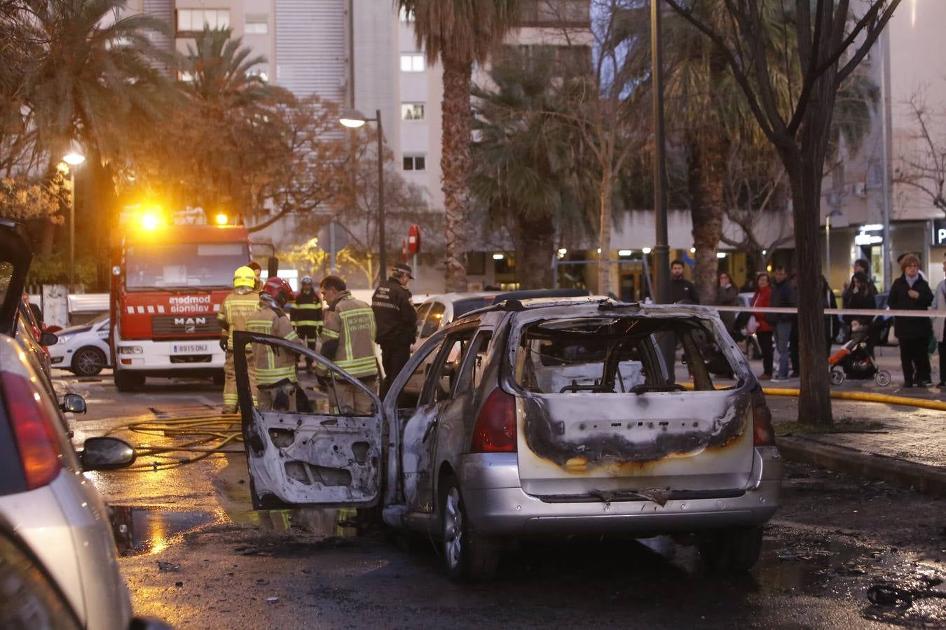 Fotos: Arden tres coches en el barrio de Campanar de Valencia